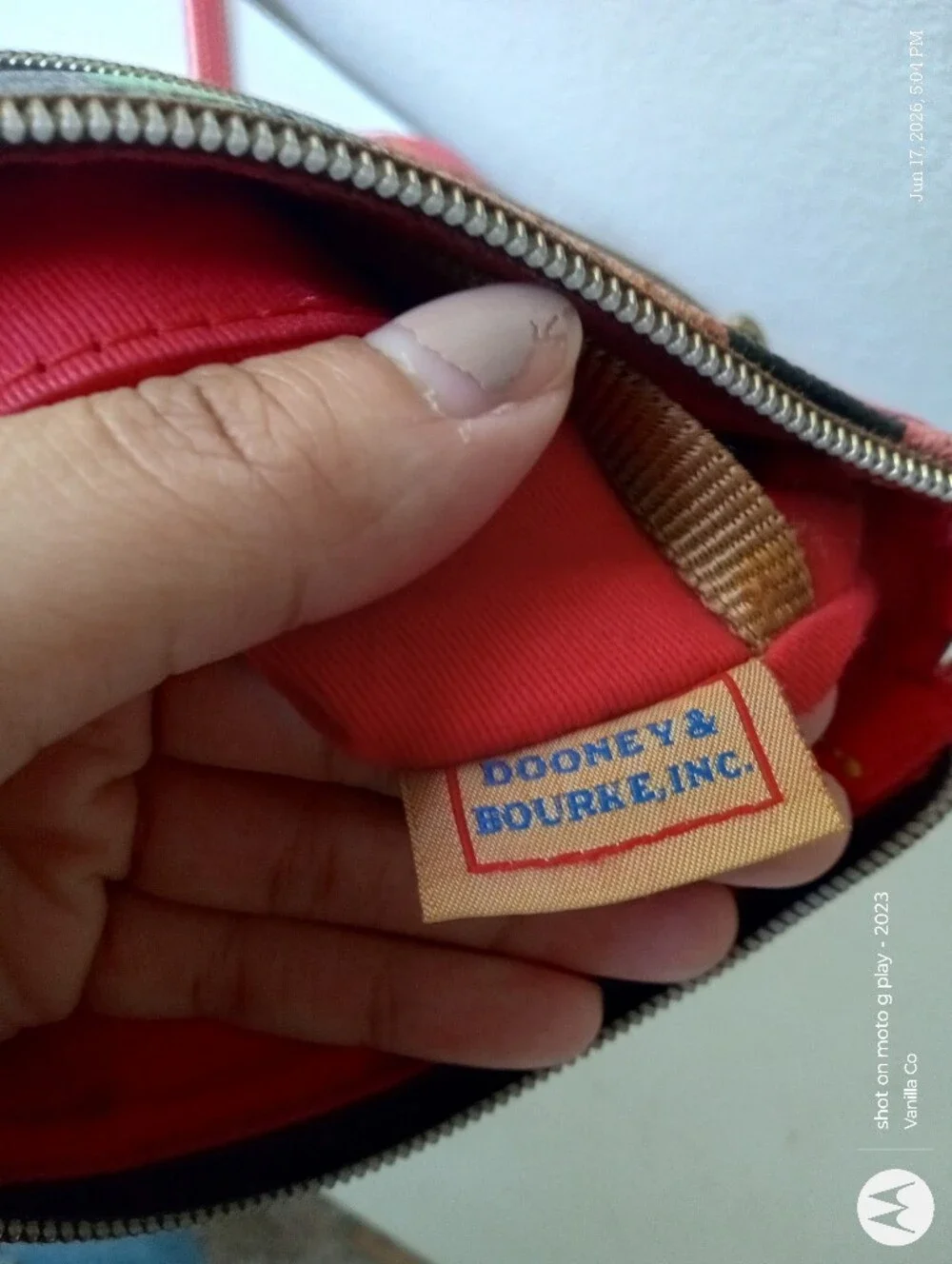 Dooney & Bourke Ambrosia Messenger Crossbody Bag Size Medium - Picture 4 of 16